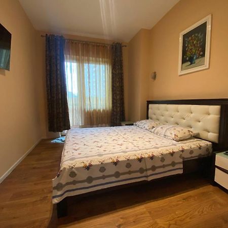 Apartment On Dragomirova Kiev Esterno foto