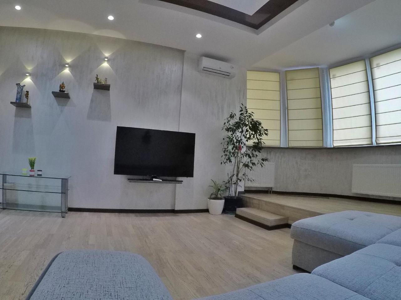 Apartment On Dragomirova Kiev Esterno foto